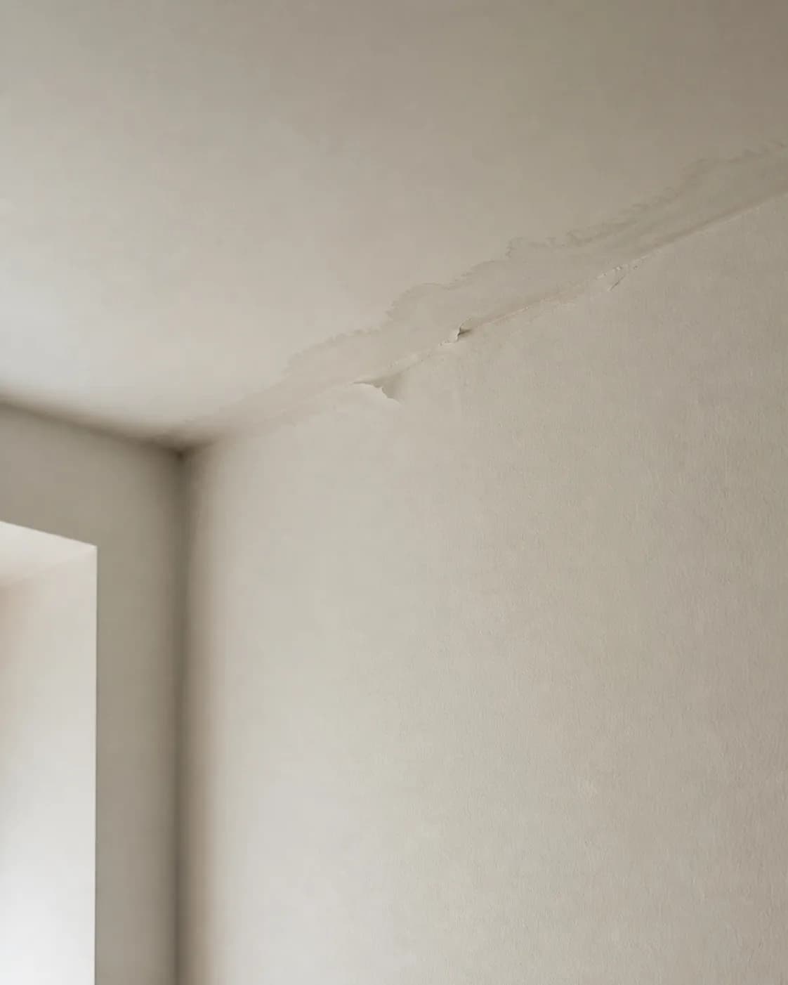 Goutte d’eau tombant d’une canalisation métallique